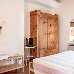 Torre Del Barbarossa Foresteria 3* מנדלו דל לאריו
